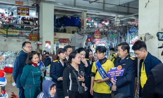 Cán bộ thuế xuống từng chợ tuyên truyền cho hộ kinh doanh chuyển đổi thuế khoán sang kê khai.