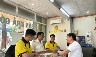 Cán bộ thuế phối hợp với chính quyền địa phương tuyên truyền cho người dân chuyển đổi thuế khoán sang kê khai. 