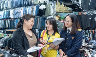 Cán bộ Thuế hướng dẫn để hộ kinh doanh chuyển đổi từ thuế khoán sang kê khai. 