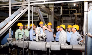Đoàn công tác Bộ Công Thương kiểm tra sản phẩm E100 tại Nhà máy Nhiên liệu sinh học Dung Quất.