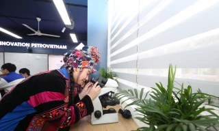 Học sinh làm quen thiết bị phòng học STEM trường THCS Lê Quý Đôn (Tuyên Quang). 