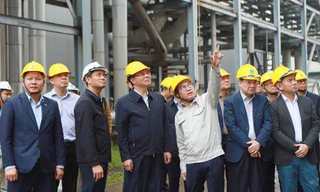 Chủ tịch HĐTV Petrovietnam Lê Mạnh Hùng (hàng đầu, thứ ba từ trái qua) kiểm tra công tác bảo dưỡng Nhà máy Ethanol Dung Quất.