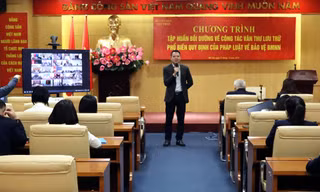 Giảng viên TS. Cam Anh Tuấn với chuyên đề về Quy định hiện hành và hướng dẫn thực hiện một số nghiệp vụ trong công tác văn thư.