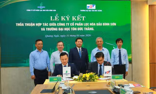 Phó Tổng Giám đốc BSR Phạm Minh Nghĩa và PGS.TS. Trần Trọng Đạo - Hiệu trưởng Trường Đại học Tôn Đức Thắng ký kết Thỏa thuận hợp tác