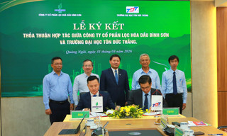 Phó Tổng Giám đốc BSR Phạm Minh Nghĩa và PGS.TS. Trần Trọng Đạo - Hiệu trưởng Trường Đại học Tôn Đức Thắng ký kết Thỏa thuận hợp tác