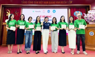 Đội ngũ tư vấn viên được cấp chứng nhận sau khi hoàn thành khóa đào tạo. Ảnh Hiền Hà.