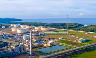 Nhà máy lọc dầu Dung Quất góp phần tăng nguồn cung xăng E10 trên cả nước. 