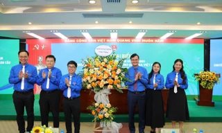 Đồng chí Bùi Quang Huy, Ủy viên dự khuyết Ban Chấp hành Trung ương Đảng, Phó Chủ tịch Ủy ban Trung ương Mặt trận Tổ quốc Việt Nam, Bí thư thứ nhất Trung ương Đoàn tặng hoa chúc mừng Đại hội.