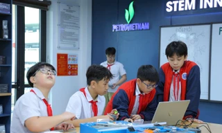 Các em học sinh Trường THCS Tây Mỗ 3 (Hà Nội) cùng nhau chế tạo mô hình robot tại phòng thực hành giáo dục STEM do Petrovietnam tài trợ.