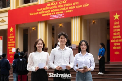 Sinh viên Thủ đô nô nức đi bầu cử từ sáng sớm: Tự hào cầm lá phiếu trọn niềm tin