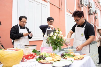 Giảng viên Trường Đại học Thủy lợi xắn tay vào bếp trổ tài nấu nướng, gửi trọn yêu thương tới phái đẹp dịp 8/3