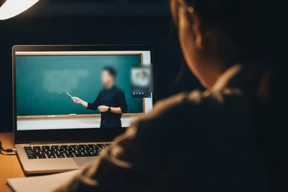 'Bát nháo' việc dạy online thi đại học: mập mờ bằng cấp, dùng AI sai kiến thức