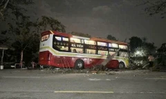 Bắt tạm giam tài xế xe khách lao vào quán nước khiến 2 người tử vong