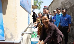 Keppel cùng Báo Tiền Phong tặng người dân Cần Thơ máy lọc nước nhiễm mặn