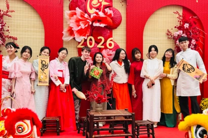 Du học sinh quốc tế mê xin chữ, mặc áo dài đón Tết Việt