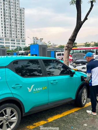 Cận cảnh các trạm sạc xe điện ở bến xe Hà Nội bắt đầu phục vụ người dân