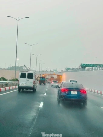 Hình ảnh xe qua nút giao ngầm trên cao tốc Cầu Giẽ - Ninh Bình vừa vận hành 