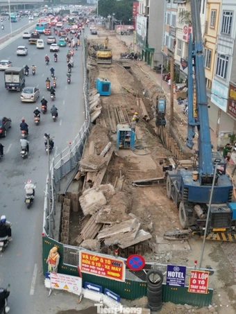 Dựng hàng rào thi công hầm chui Cổ Linh, giao thông có dấu hiệu ùn tắc