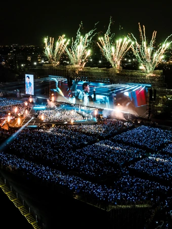 Hàng chục nghìn người đi xem 30 anh trai và các em xinh