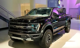 Xe tải Ford và bài kiểm tra ngoại giao đầu tiên của nữ Thủ tướng Nhật Bản