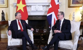 Hai nhà lãnh đạo trao đổi hẹp. Ảnh: TTXVN