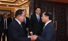 Chủ tịch Thượng viện Campuchia Hun Sen đề nghị tăng cường hợp tác với Việt Nam