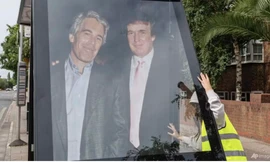 Các nhà hoạt động dựng bức ảnh cỡ lớn mà ông Trump chụp với Epstein trước Đại sứ quán Mỹ ở London ngày 17/7. (Ảnh: AP)