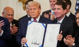 Tổng thống Mỹ Donald Trump ký luật về stablecoin. (Ảnh: Reuters)