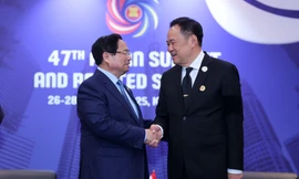 Thủ tướng đề nghị Thái Lan thành lập các liên doanh để kiểm soát giá cả, khai phá thị trường mới