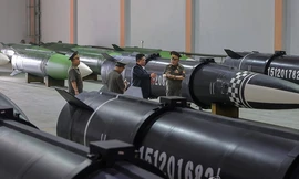 Chủ tịch Triều Tiên thị sát dây chuyền sản xuất tên lửa