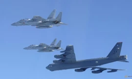 Máy bay ném bom Mỹ phối hợp cùng tiêm kích Nhật bay trên biển Nhật Bản