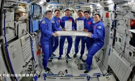 Sự cố bất thường khiến tàu vũ trụ Trung Quốc chưa trở về Trái đất