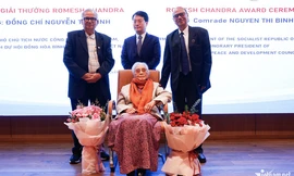 Nguyên Phó Chủ tịch nước Nguyễn Thị Bình nhận Giải thưởng Hòa bình Romesh Chandra 