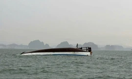 Chiếc thuyền du lịch bị lật trên Vịnh Hạ Long ngày 19/7