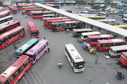 Doanh nghiệp cắt chuyến, bỏ trung chuyển khách vì giá dầu tăng cao