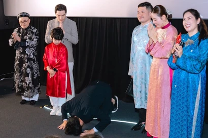 Nhìn từ việc CEO người Hàn Quốc quỳ lạy khán giả Việt Nam