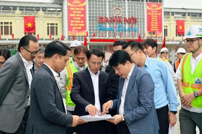 Lãnh đạo TP Hà Nội yêu cầu đẩy nhanh thi công đoạn metro ngầm và sớm dỡ rào trên đường