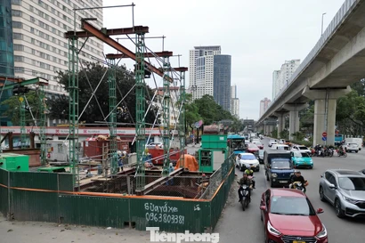 Hàng rào dự án xử lý nước thải vẫn nằm trên đường, gây ùn tắc giao thông