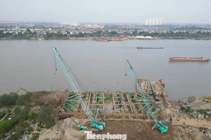 Hà Nội: Nhiều dự án giao thông công nhân 'cắm cờ, dựng trại' quyết tâm vượt tiến độ