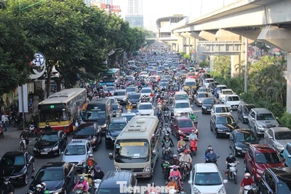 Chuẩn bị dựng rào chắn trên đường Nguyễn Trãi để thi công dự án chống ngập