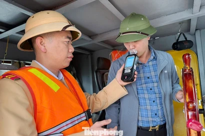 Cảnh sát đường thủy lên thuyền đo nồng độ cồn