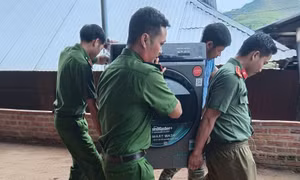 Điện Biên: Hình ảnh cán bộ chiến sỹ công an giúp dân sơ tán, khơi thông đường sạt lở