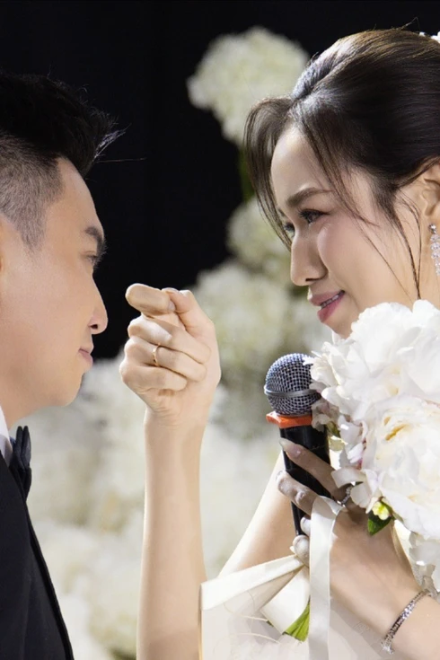 Hoa hậu Đỗ Thị Hà khóc nhiều trong đám cưới