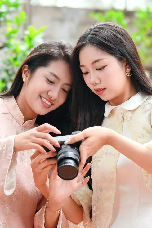 Các người đẹp Hoa hậu Việt Nam check-in tại ngôi chùa 2.000 năm tuổi ở Bắc Ninh