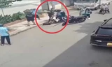 Xác minh vụ thanh niên dùng mũ bảo hiểm đánh liên tiếp 2 nam sinh trên đường