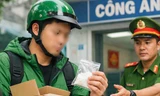 Nghi có ma túy, shipper chở thẳng túi hàng đến đồn công an