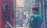 Cháy lớn kho hàng chứa nhựa ở TPHCM, khói đen phủ kín trời