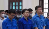 Bị cáo Nguyễn Tài Lộc (giữa ảnh) khai tại tòa.