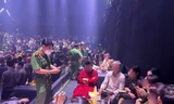 CLIP: Cảnh sát đột kích quán bar hơn 500 người ở TPHCM lúc rạng sáng
