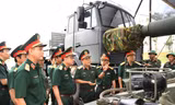 Trung tướng Trần Minh Đức kiểm tra xe pháo diễu binh A80